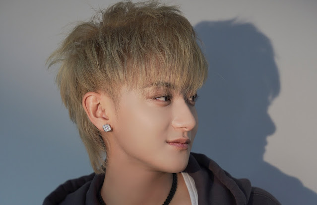 Huang Zitao's Blue Hair: Fan Reactions and Memes - wide 3